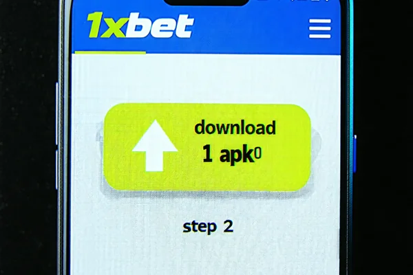 Màn hình trình duyệt di động hiển thị trang tải xuống 1xBet chính thức với nút 'Tải xuống 1xBet APK' được nhấn, minh họa bước 2