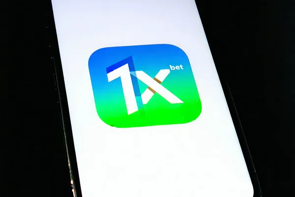 Biểu tượng ứng dụng 1xBet trên màn hình chính iOS, sẵn sàng để mở, minh họa bước 3
