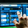 Người dùng đang trải nghiệm cá cược thể thao trên 1xBet di động